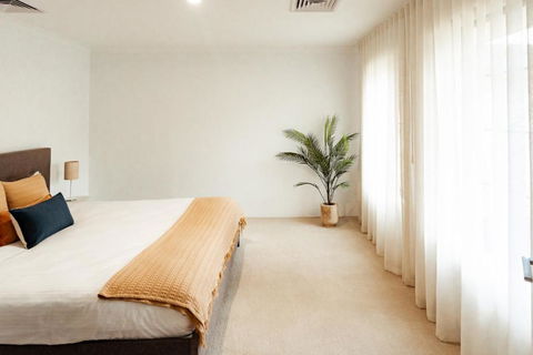 Salhus - Sleep In King Beds & Easy Walk To Town - Accommodation Whitsundays 3