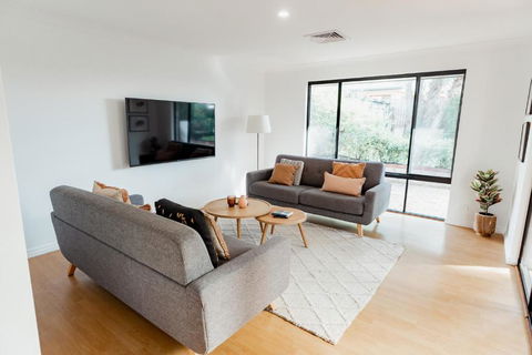 Salhus - Sleep In King Beds & Easy Walk To Town - Accommodation Whitsundays 1