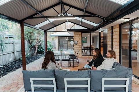 Salhus - Sleep In King Beds & Easy Walk To Town - Accommodation Whitsundays 0