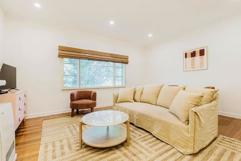 Salmon Calm - Trendy Velvet Allure By Albert Park - Accommodation Whitsundays 2
