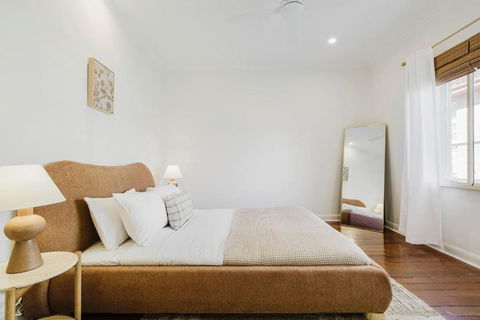 Salmon Calm - Trendy Velvet Allure By Albert Park - Accommodation Whitsundays 0