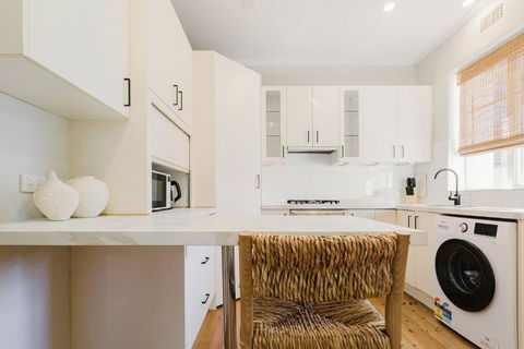 Salmon Calm - Trendy Velvet Allure By Albert Park - Accommodation Whitsundays 1