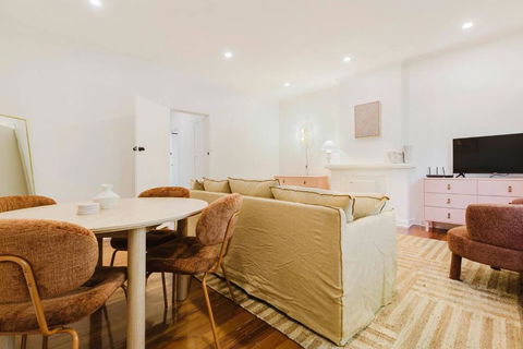 Salmon Calm - Trendy Velvet Allure By Albert Park - Accommodation Whitsundays 3