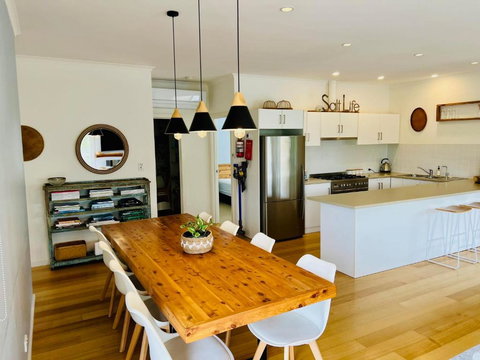 Salt Life - Pet Friendly Outside WIFI - Accommodation Whitsundays 2