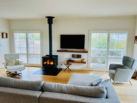 Salt Life - Pet Friendly Outside WIFI - Accommodation Whitsundays 3