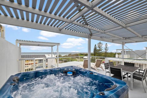 Salty Breeze - Rooftop Terrace & Jacuzzi - Accommodation Whitsundays 0