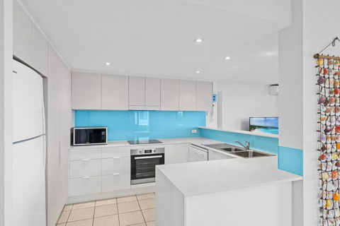 Salty Breeze - Rooftop Terrace & Jacuzzi - Accommodation Whitsundays 3