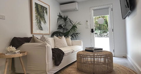 SALTY PALMS -Seaside Studio Apartment - Accommodation Whitsundays 3