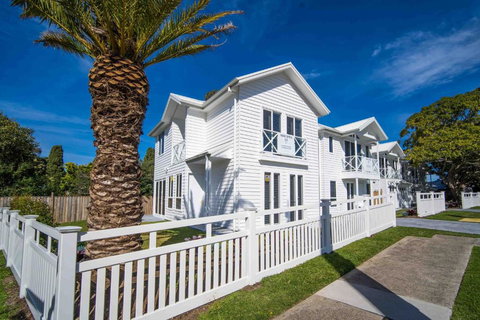 Salty Palms By The Sea - ONE - Accommodation Whitsundays 0