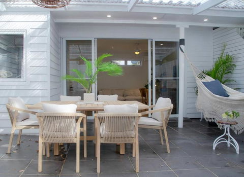 SALTY SNOOZE - Your Coastal Holiday House - Accommodation Whitsundays 1