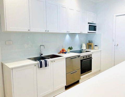 SALTY SNOOZE - Your Coastal Holiday House - Accommodation Whitsundays 2