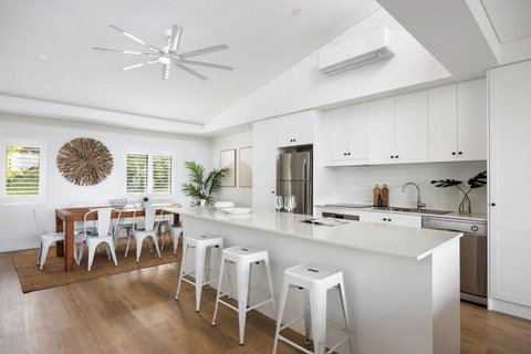 Salty Stays On Stevens St ~ Views & Rooftop Deck - Accommodation Whitsundays 0