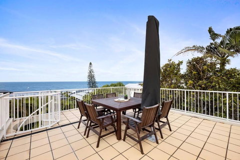 Salty Stays On Stevens St ~ Views & Rooftop Deck - Accommodation Whitsundays 3