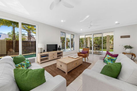Sand And Sea Beach House - Accommodation Whitsundays 2