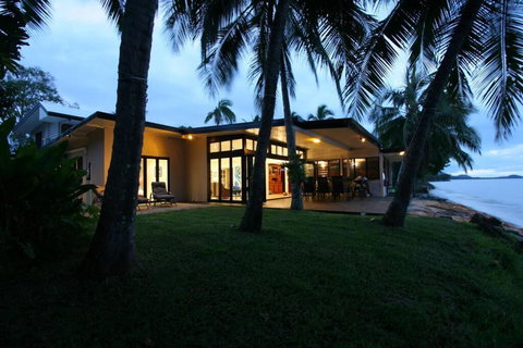 Sandcastle Retreat - Absolute Cairns Beachfront - Accommodation Whitsundays 2