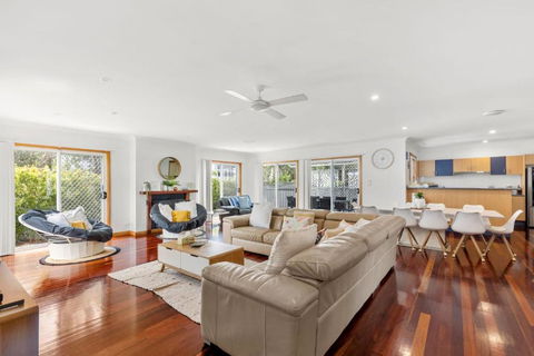 Sandlewood Breeze - Pet Friendly - Community Pool - Accommodation Whitsundays 2
