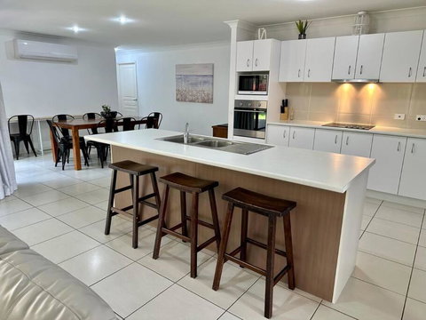 Sandstone Point Sleeps 10, 4-bedroom Home - Accommodation Whitsundays 2