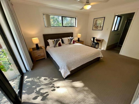 Sandstone Point Sleeps 10, 4-bedroom Home - Accommodation Whitsundays 3