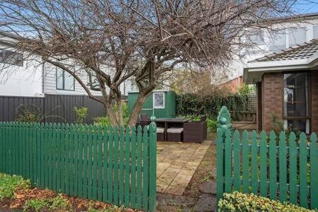 Sandy Bay Cozy Cottage Close To CBD - Accommodation Whitsundays 3