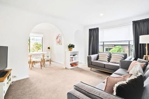 Sandy Bay Cozy Cottage Close To CBD - Accommodation Whitsundays 0