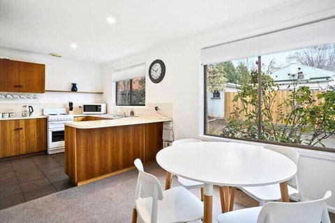 Sandy Bay Cozy Cottage Close To CBD - Accommodation Whitsundays 1