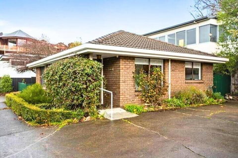 Sandy Bay Cozy Cottage Close To CBD - Accommodation Whitsundays 2