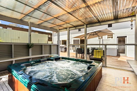 Sandy Bay Getaway W Spa 4 Bdr - Accommodation Whitsundays 1