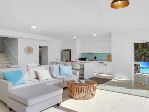 Sandy Cove - Accommodation Whitsundays 2