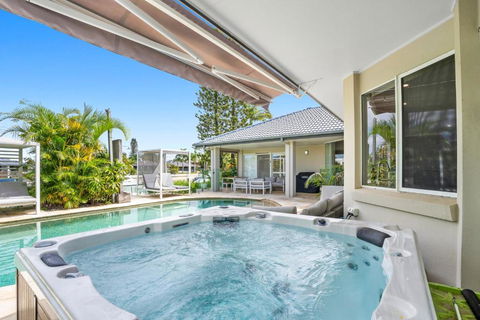 SEACLUSION 5 Bed Waterfront, Sleeps 12 - Accommodation Whitsundays 3