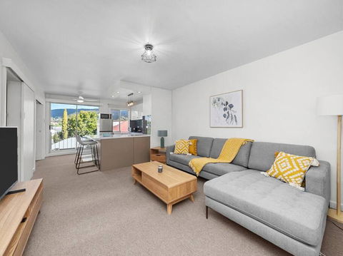 Sandy Bay Apartment With Hobart River View, Near UTAS - Stroll To Cafes And Shops - Accommodation Whitsundays 0