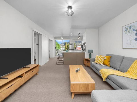 Sandy Bay Apartment With Hobart River View, Near UTAS - Stroll To Cafes And Shops - Accommodation Whitsundays 2