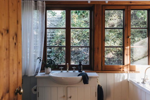 Secluded Stone Cottage Perfect For Couples Escape - Waterfalls - Accommodation Whitsundays 3