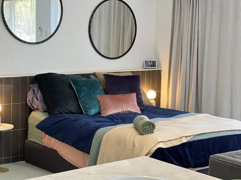 Sophisticated Spacious Self Contained Studio - Accommodation Whitsundays 0