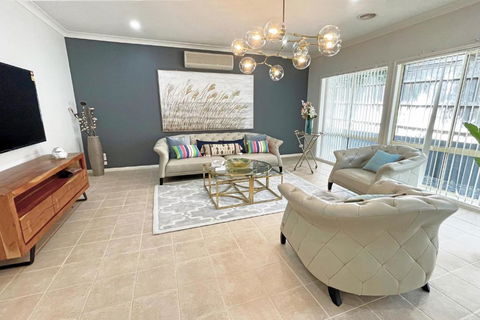 Spacious 5BR House In Hallam Near Bunjil Place - Accommodation Whitsundays 0