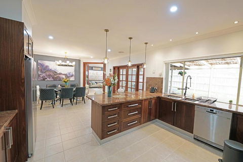 Spacious 5BR House In Hallam Near Bunjil Place - Accommodation Whitsundays 2