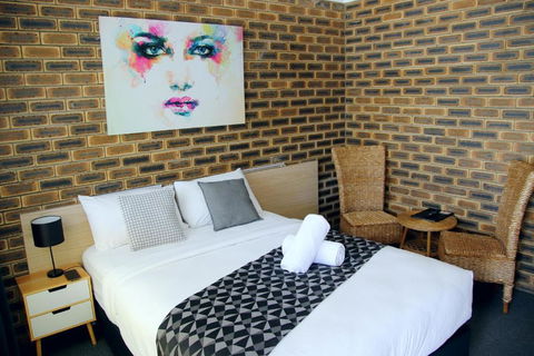 Squatters Homestead Motel - Accommodation Whitsundays 0