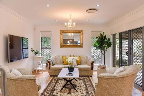 The Arcadia - Entire Luxurious English Cottage With Huge Privacy Near CBD - Accommodation Whitsundays 0