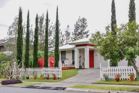 The Arcadia - Entire Luxurious English Cottage With Huge Privacy Near CBD - Accommodation Whitsundays 2