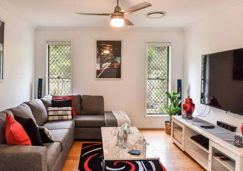 The Arcadia - Entire Luxurious English Cottage With Huge Privacy Near CBD - Accommodation Whitsundays 3