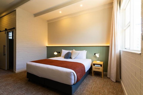 The Clovercrest Hotel Motel - Accommodation Whitsundays 0