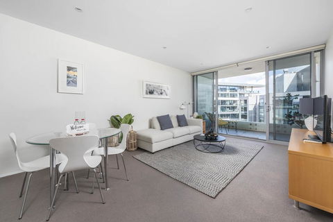 Beautiful Modern Lake View Apartment - Accommodation Whitsundays 3