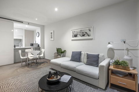 Beautiful Modern Lake View Apartment - Accommodation Whitsundays 2