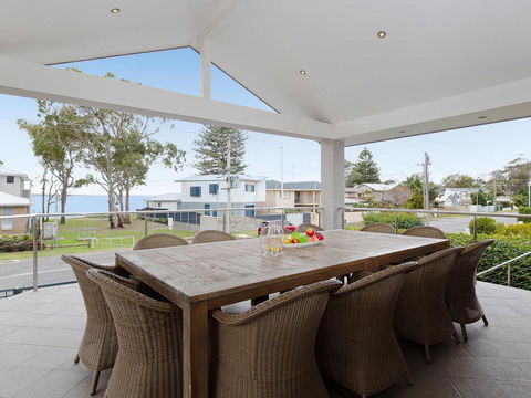 Beauty And The Beach', 88 Foreshore Drive - Large Home With WIFI & Water Views - Accommodation Whitsundays 0