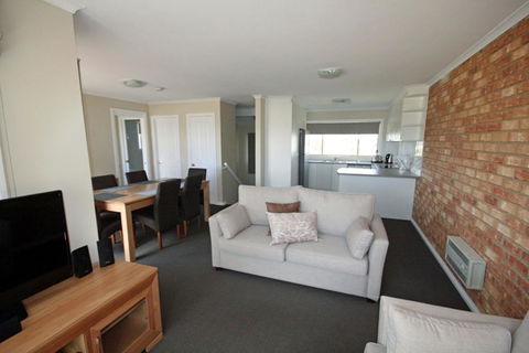 Beloka 9 - Overlooking Lake Jindabyne - Accommodation Whitsundays 2