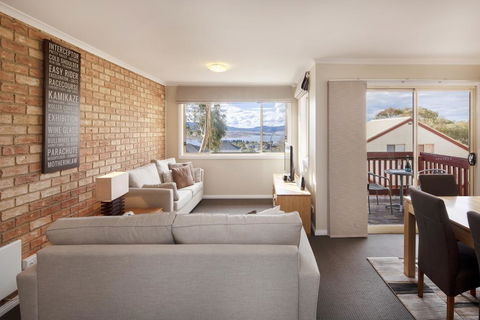 Beloka 9 - Overlooking Lake Jindabyne - Accommodation Whitsundays 0