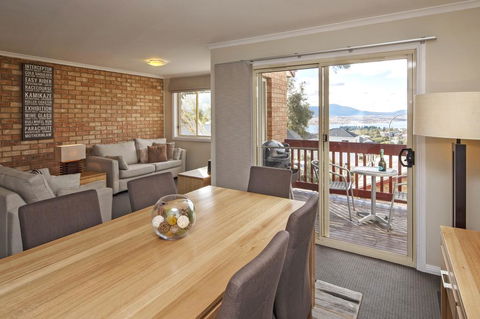 Beloka 9 - Overlooking Lake Jindabyne - Accommodation Whitsundays 3