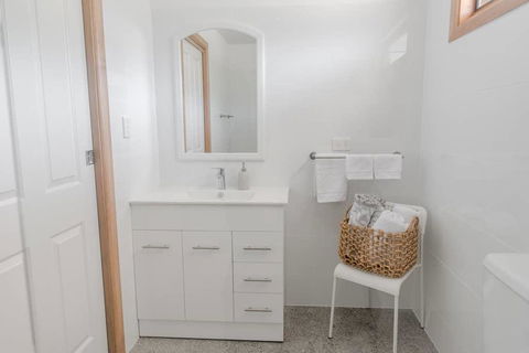 Bird In Hand Cottage, Port Noarlunga - Accommodation Whitsundays 1