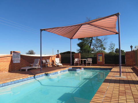 Bishop's Lodge Motor Inn - Accommodation Whitsundays 3