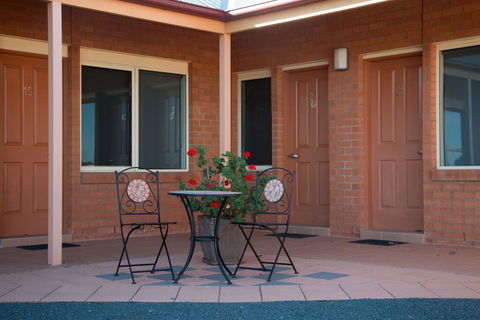 Bishop's Lodge Motor Inn - Accommodation Whitsundays 1