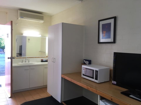 Bishops Lodge Narrandera - Accommodation Whitsundays 3